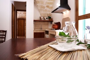 Apartamento, 1 habitación, cocina básica | Servicio de comidas en la habitación
