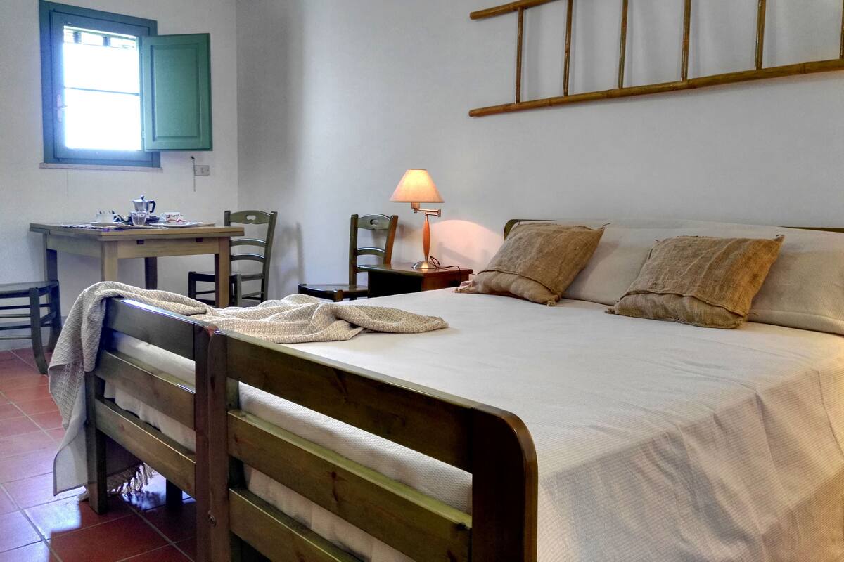 1 chambre, bureau, fer et planche à repasser, ameublement personnalisé