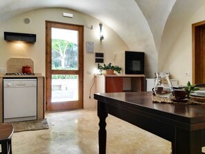 Apartment, 1 Bedroom, Kitchenette | In-room dining