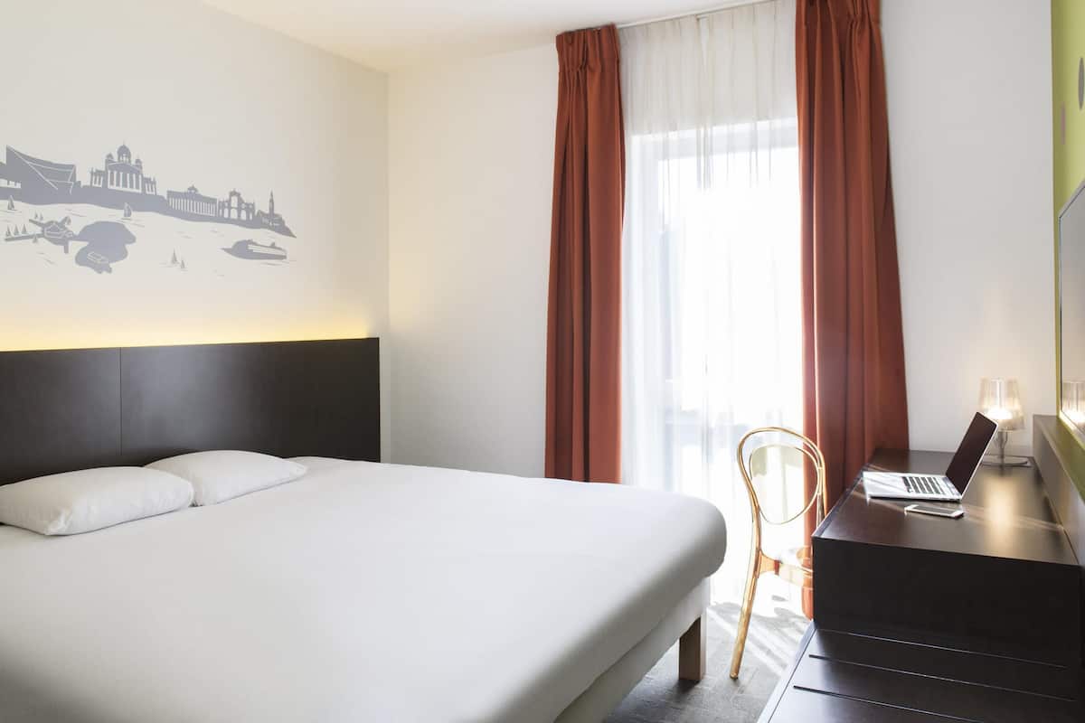 Superior Double Room, 1 Double Bed | Desk, soundproofing, iron/ironing board, free WiFi
