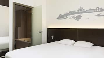 Een hotelkamer met een bed, een douche en een stadsgezicht muurschildering.