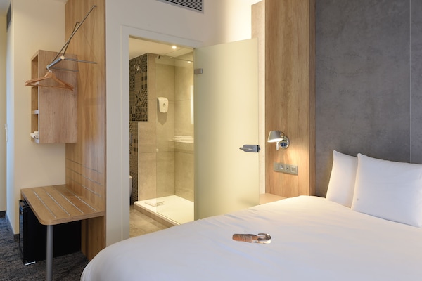 Superior Double Room, 1 Double Bed | Desk, soundproofing, iron/ironing board, free WiFi