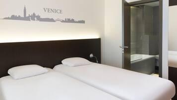 Bureau, chambres insonorisées, fer et planche à repasser, Wi-Fi gratuit