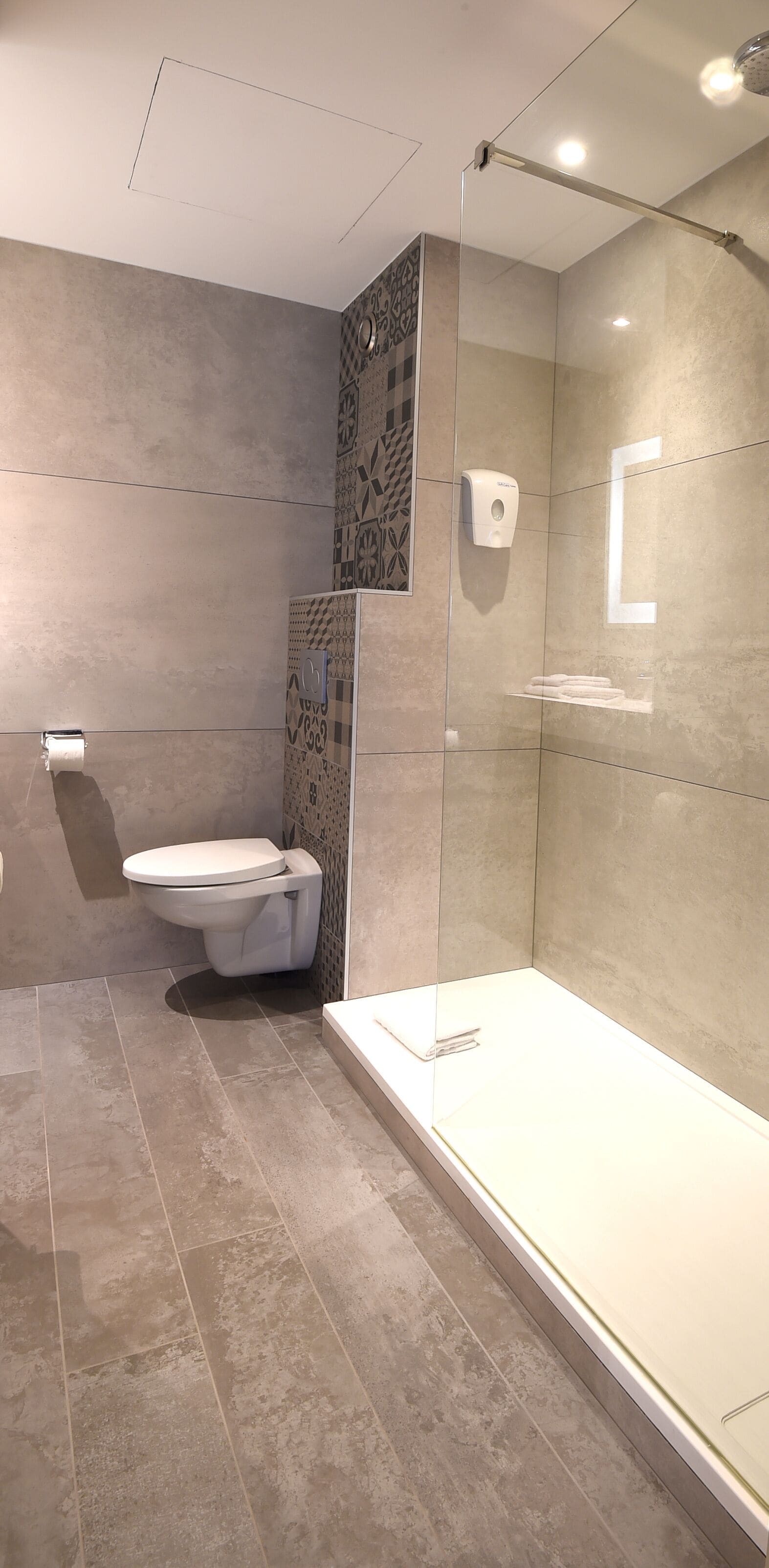 superior double room, 1 double bed | bathroom shower
