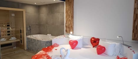 ห้องสวีท, หลายเตียง | ห้องน้ำ | ของใช้ในห้องน้ำเป็นมิตรต่อสิ่งแวดล้อม, ไดร์เป่าผม, ผ้าเช็ดตัว, สบู่