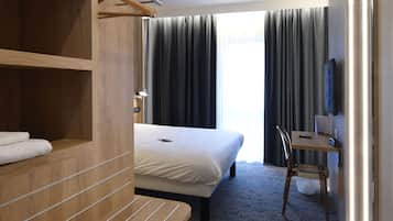 Quarto casal superior, 1 cama de casal | Escrivaninha, quartos à prova de som, ferros/tábuas de passar roupa