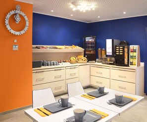 每日供應吃到飽早餐 (每人 EUR12)