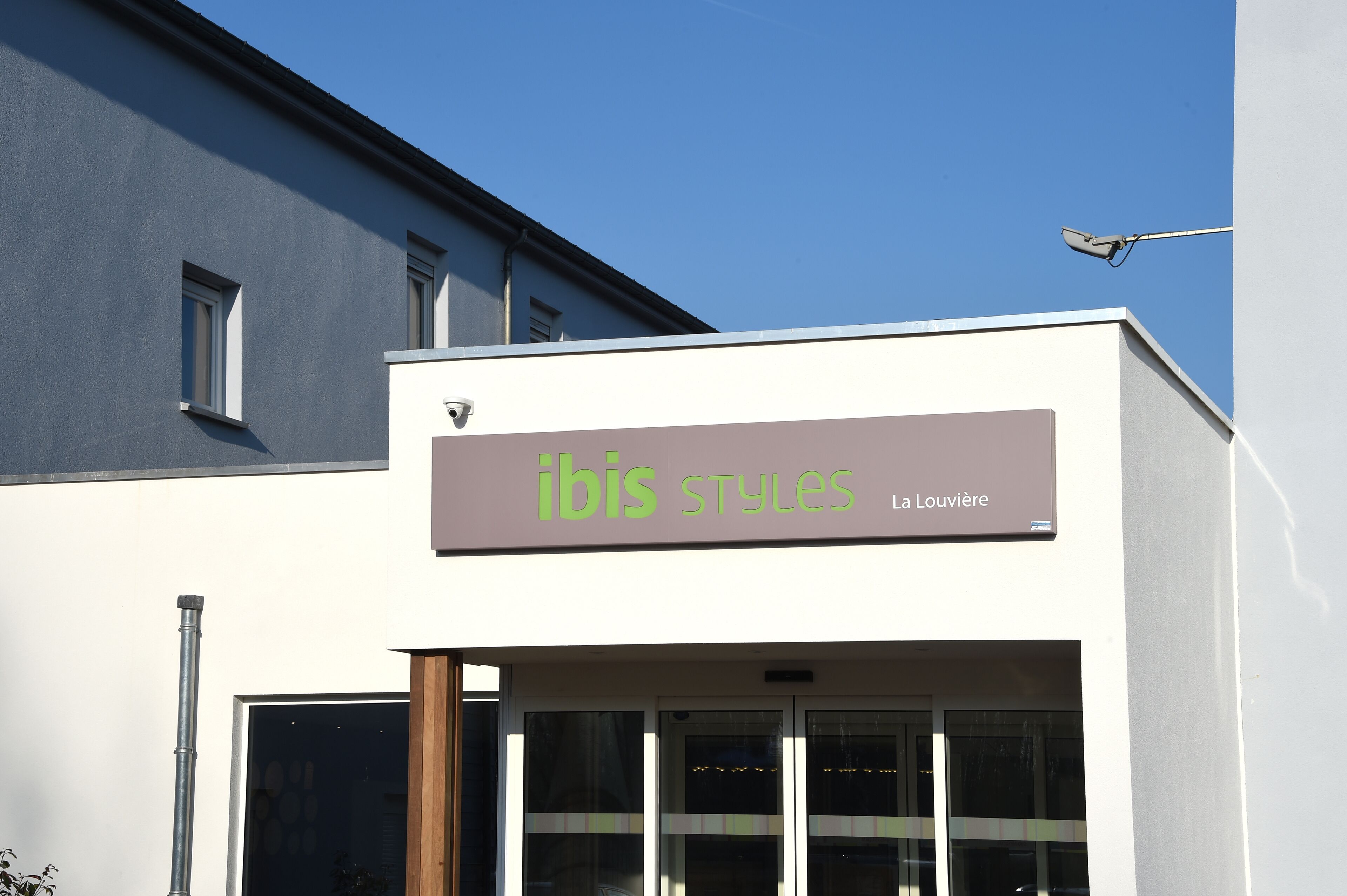 Ein Gebäude mit einem Schild, auf dem „ibis Styles La Louviere“ steht.