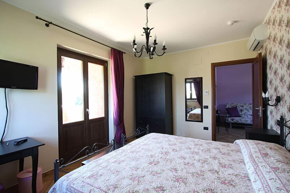 Suite | Down comforters, minibar, in-room safe, desk