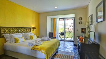Una habitación de hotel con cama, escritorio y vistas al exterior.