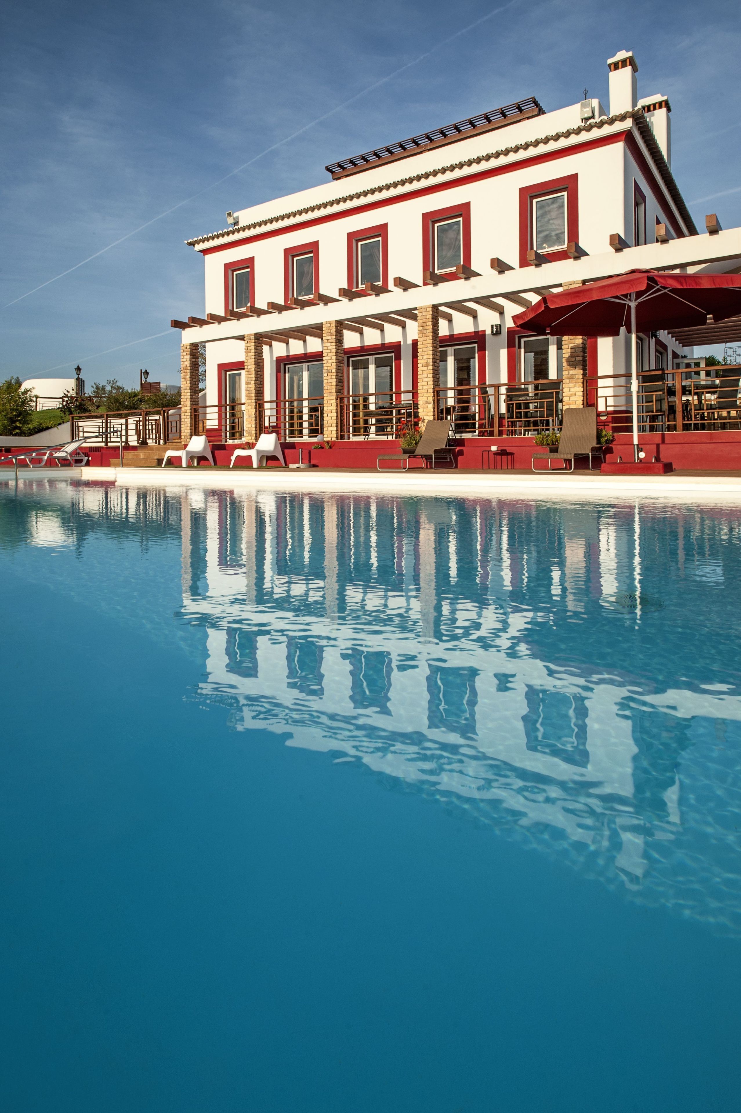 2 個室外泳池；躺椅