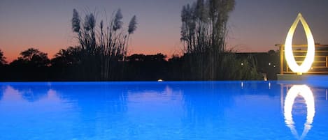 2 piscines extérieures, chaises longues