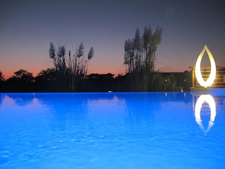 2 piscinas al aire libre, sillones reclinables de piscina