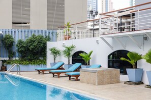 Utendørsbasseng, bassengparasoller og solsenger