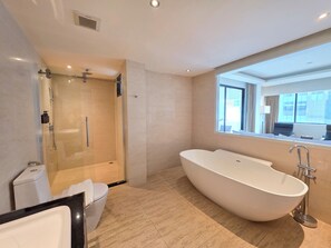 Studio Double with Balcony | Banheiro | Produtos de toalete grátis, secador de cabelo (mediante solicitação)