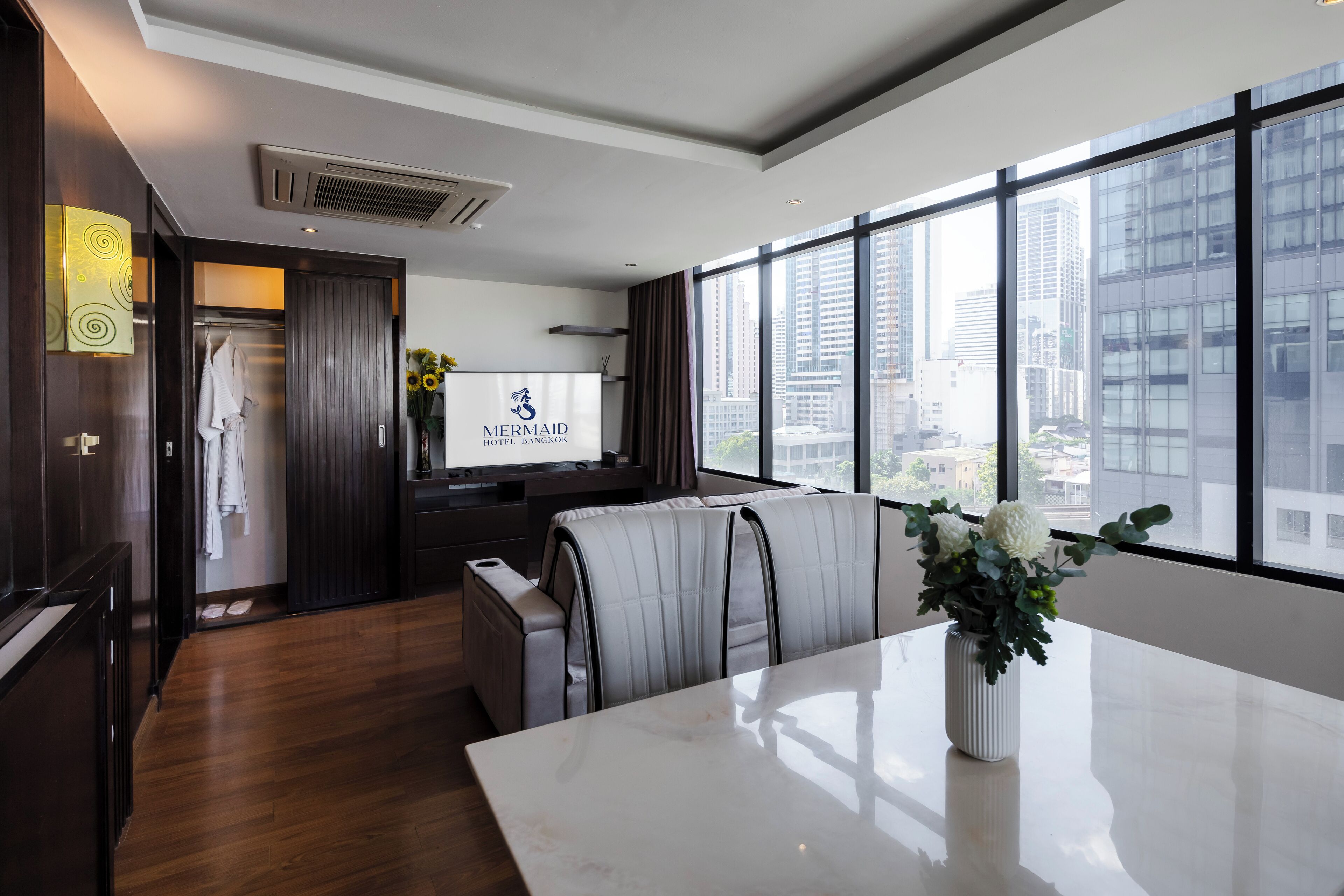 Captain Suite | Living area | 32-inch LCD TV with cable channels, TV