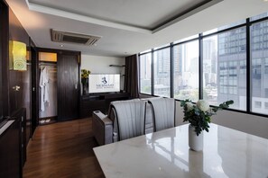 Captain Suite | リビング エリア | 32 インチの液晶テレビ (ケーブル放送視聴可)、テレビ