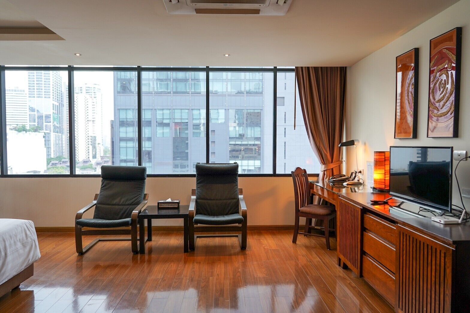 deluxe suite | living area | 32-inch lcd tv with cable channels, tv