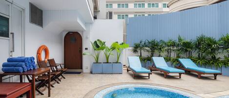 Außenpool, geöffnet von 07:00 Uhr bis 20:00 Uhr, Sonnenschirme