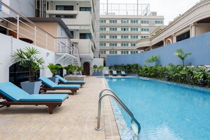 Outdoor pool, open 7:00 AM to 8:00 PM, pool umbrellas, pool loungers - Hotel Mermaid Bangkok (Bangkok)