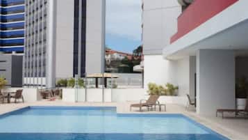 Una piscina techada, una piscina al aire libre