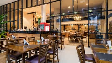 Petit déjeuner, déjeuner et dîner servis sur place