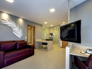 Phòng Suite Junior (1 Double Bed and 2 Twin Beds) | Minibar, bàn, truy cập Internet không dây miễn phí, bộ trải giường