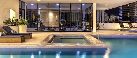 Inomhuspool och utomhuspool