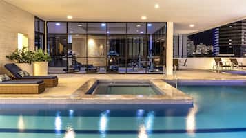 Alberca techada y alberca al aire libre