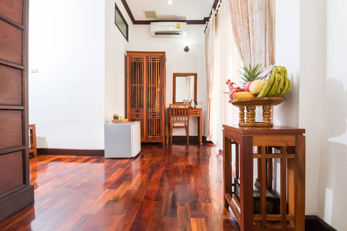 Quarto casal ou duplo luxo, vista para a piscina | Sala de estar | TV