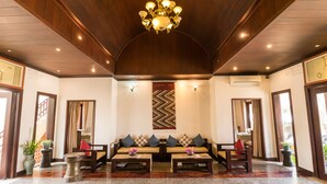 Lobby sitting area - Ang Thong Hotel (Luang Prabang)