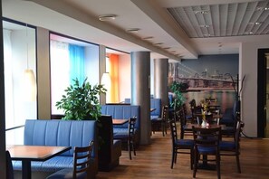 بوفيه فطور يوميًا بتكلفة قدرها (8 EUR للشخص)