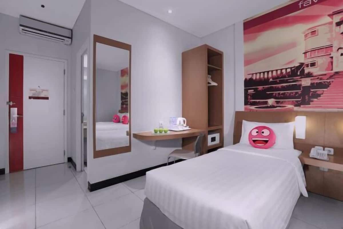 1 bedroom, in-room safe, desk, rollaway beds