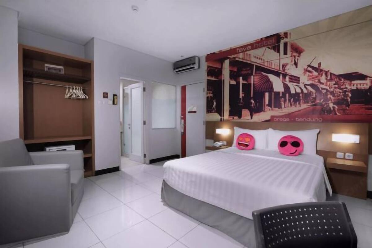 In-room safe, desk, rollaway beds, free WiFi
