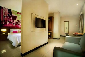 Family with Bunkbed | In-room safe, desk, rollaway beds, free WiFi - favehotel Braga (Bandung)