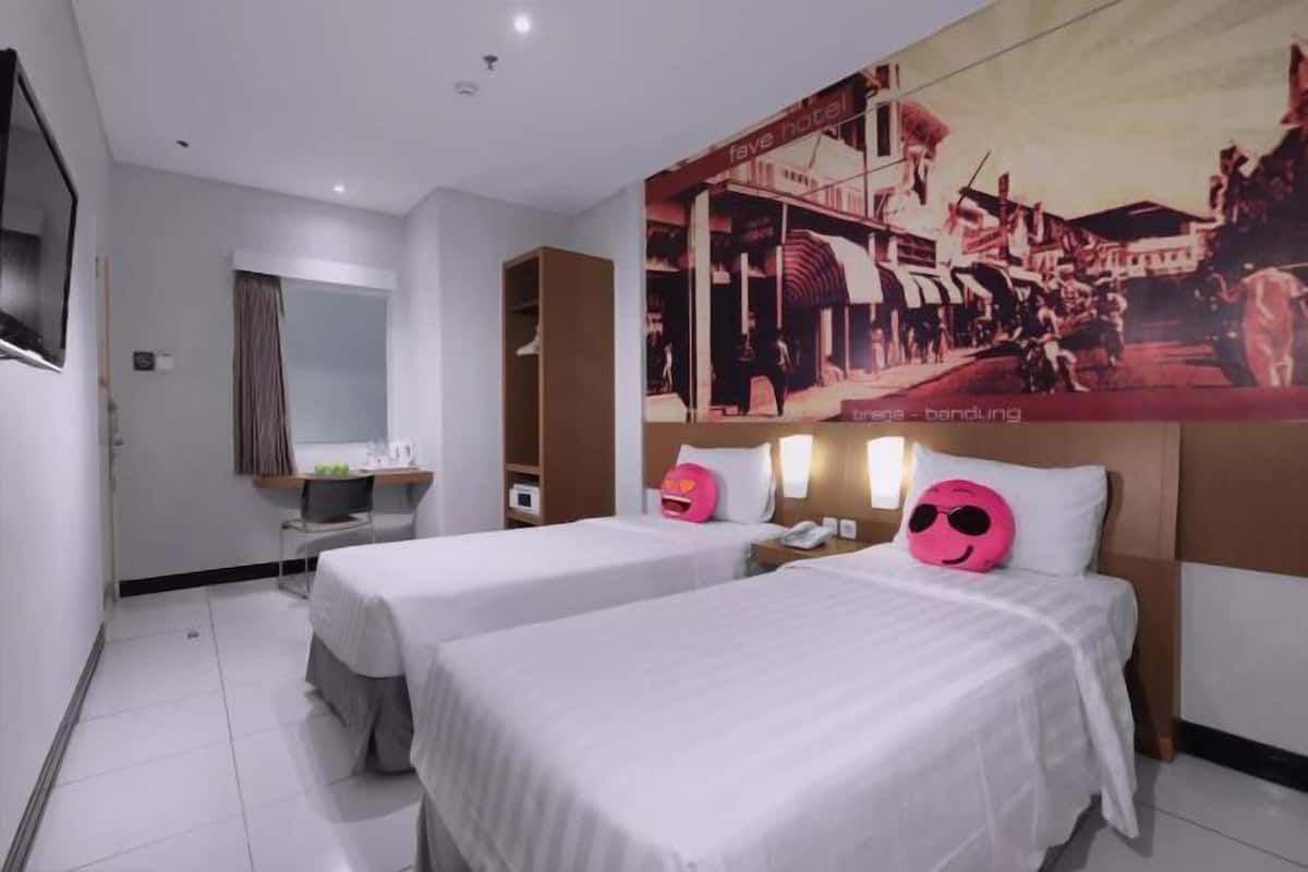 1 bedroom, in-room safe, desk, rollaway beds