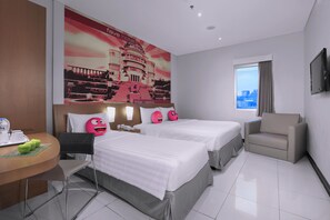 In-room safe, desk, rollaway beds, free WiFi - favehotel Braga (Bandung)