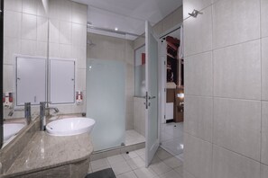 Executive-værelse (Funroom) | Badeværelse | Bruser, håndklæder