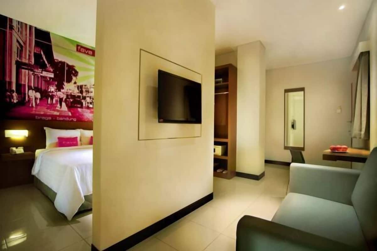 1 bedroom, in-room safe, desk, rollaway beds
