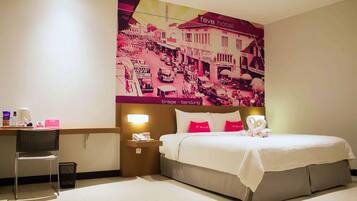 Deluxe Room | Living area | 32-inch LCD TV with satellite channels, TV