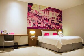 Deluxe Room | Living area | 32-inch LCD TV with satellite channels, TV - favehotel Braga (Bandung)