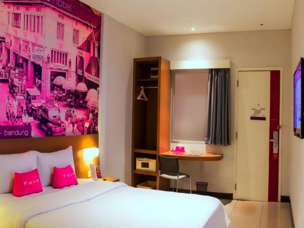 Cofres nos quartos, escrivaninha, camas extras/dobráveis (sobretaxa)