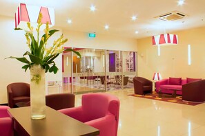 Lobby sitting area - favehotel Braga (Bandung)