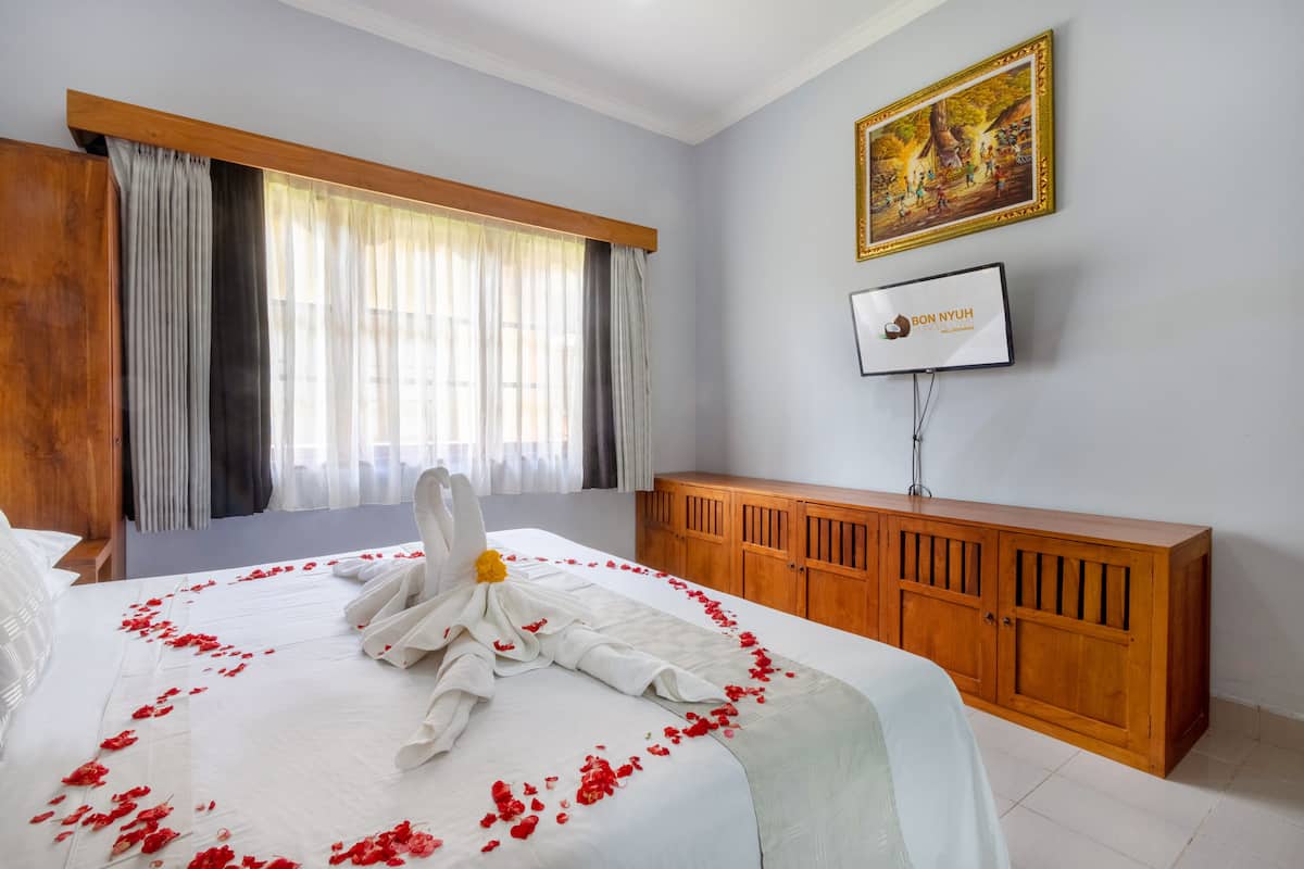 Bungalow with King Bed | 1 sovrum, värdeförvaringsskåp på rummet, skrivbord och gratis barnsängar