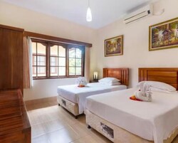 1 habitación, caja de seguridad en la habitación y escritorio