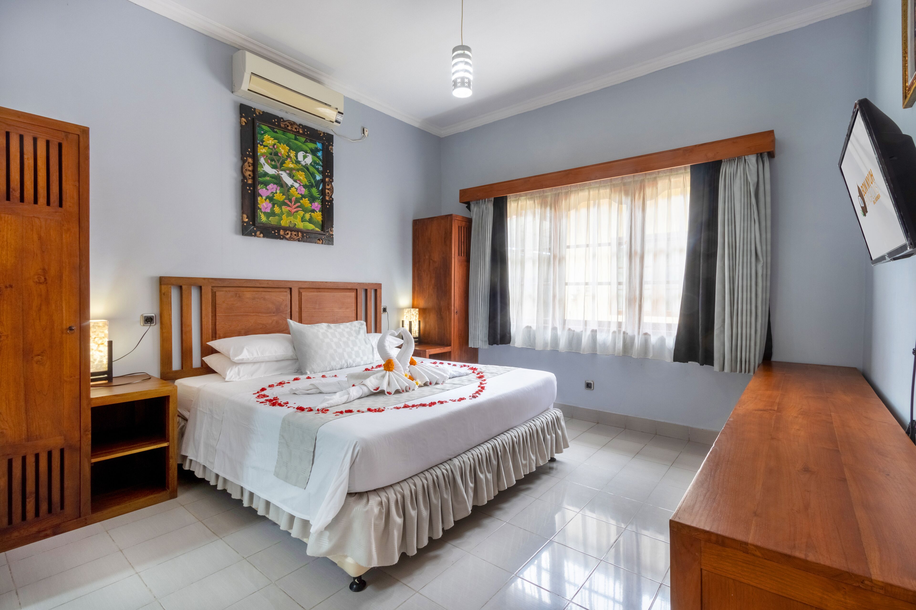 bungalow with king bed | 1 bedroom, in-room safe, desk, free cots/infant beds