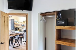 Caja de seguridad en la habitación y decoración personalizada 