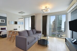 Tempur-Pedic beds, in-room safe, desk, blackout curtains - Arize Hotel Sukhumvit (Bangkok)