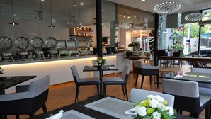 Frokost, lunsj og middag serveres