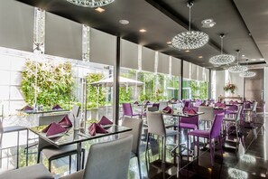 Café da manhã, almoço e jantar; local e internacional 